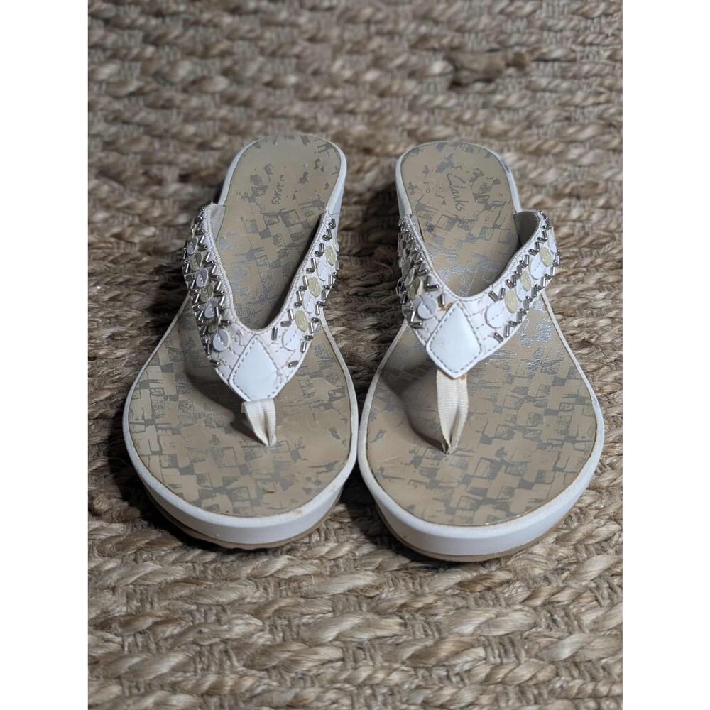 Clarks Womens 11M Light Tan/White Silver Slip On 3" Wedge Heel Thong Sandals - Picture 4 of 10
